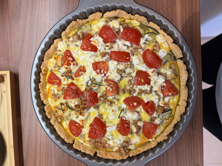 Zucchini-Tomaten-Quiche mit Walnüssen & Feta